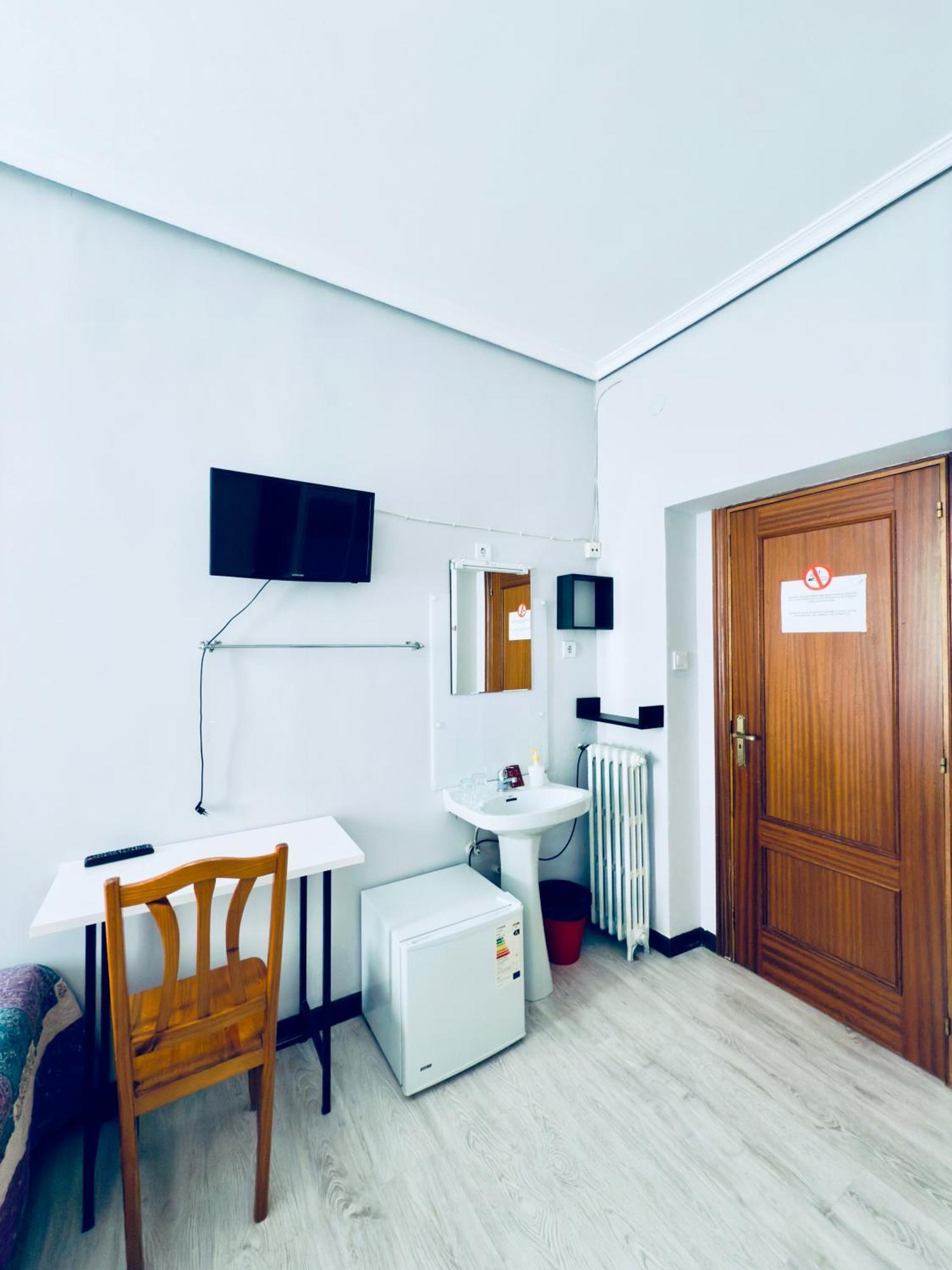Hostal Conde De Alba Madrid Extérieur photo