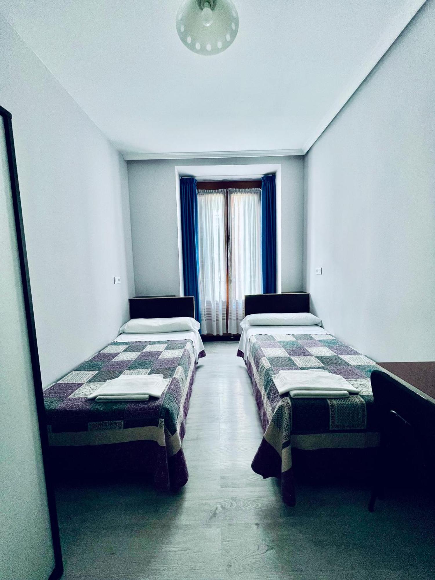 Hostal Conde De Alba Madrid Extérieur photo