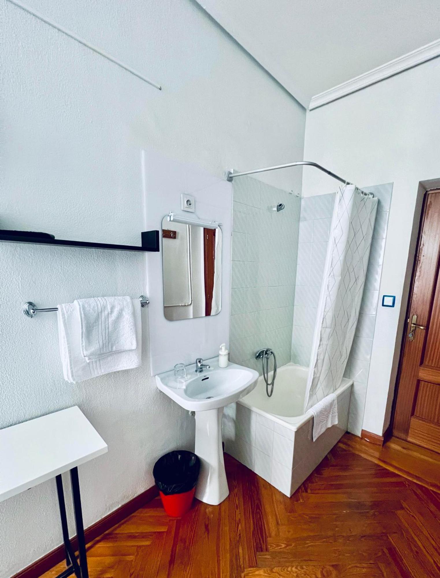 Hostal Conde De Alba Madrid Extérieur photo