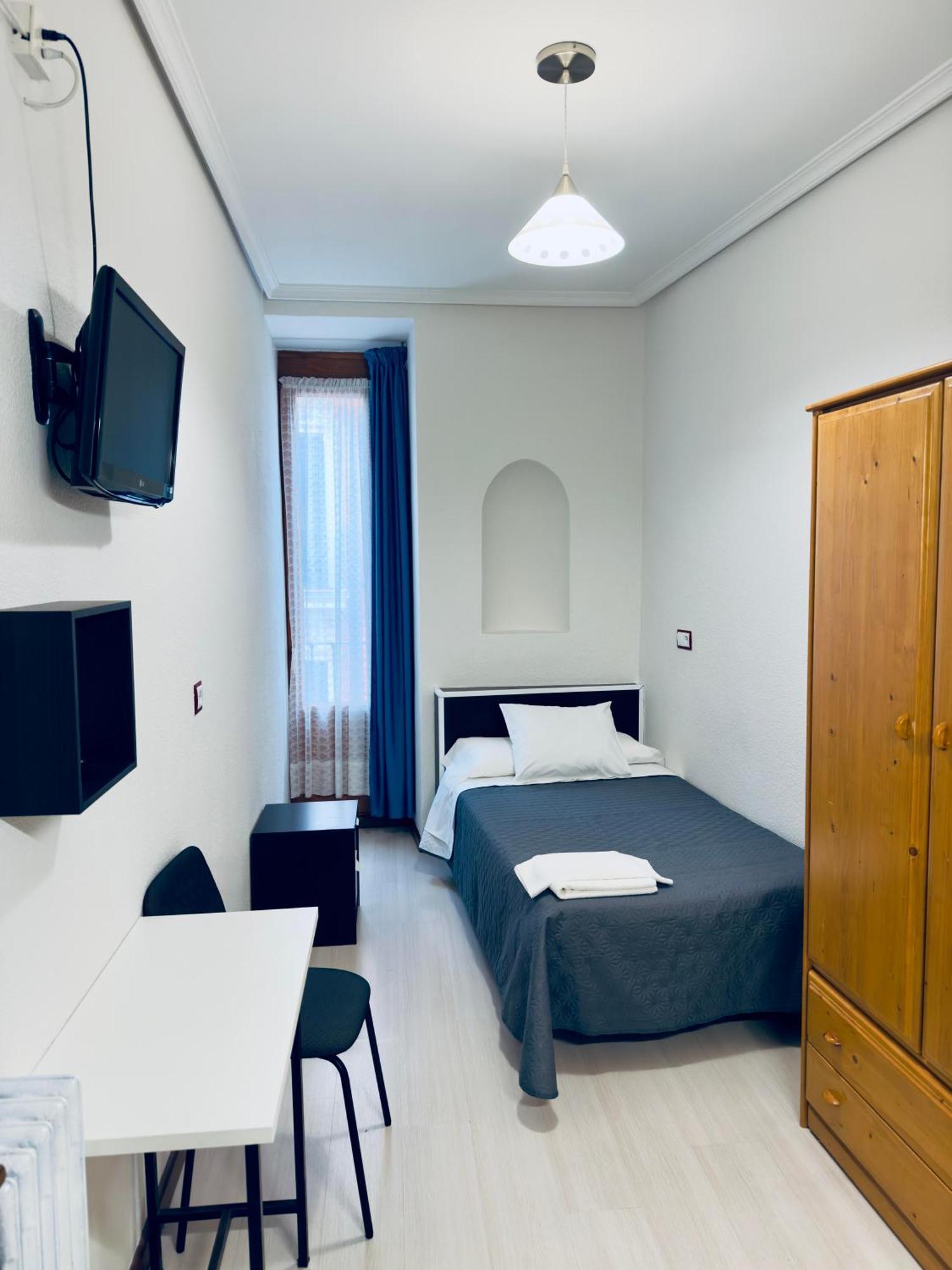 Hostal Conde De Alba Madrid Extérieur photo
